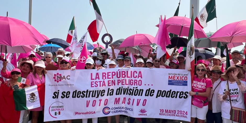 El 19 de mayo en Veracruz, personas se reunieron para participar en la Marcha Rosa.