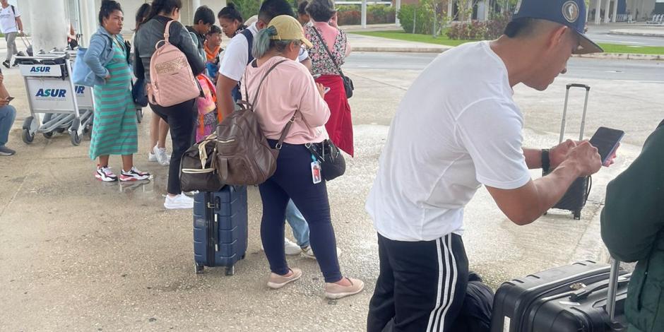 Turistas esperan un taxi en el aeropuerto de Cancún, ayer.