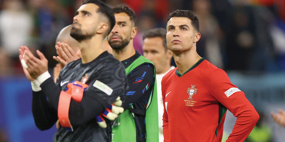 Cristiano Ronaldo y sus compañeros se lamentan tras su eliminación, ayer.