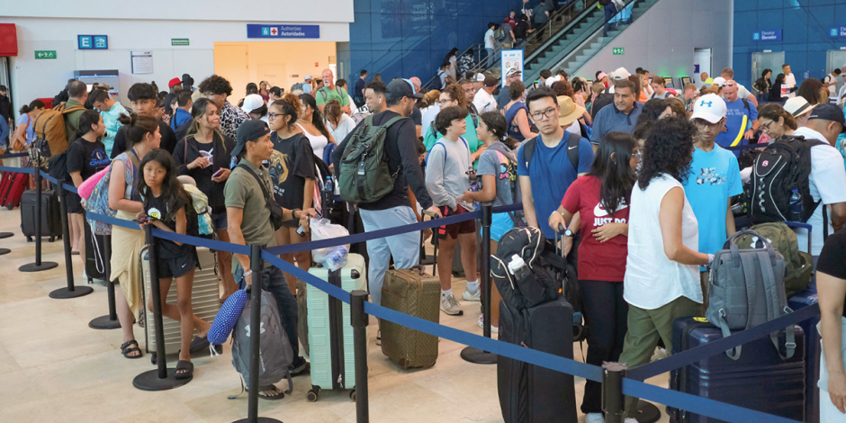 Usuario esperando su vuelo en el Aeropuerto Internacional de Cancún, ayer.