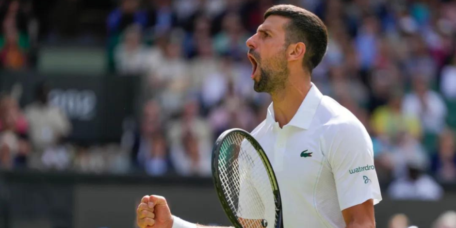 Novak Djokovic celebra junto con la afición de Wimbledon el pase de Inglaterra a las semifinales de la Eurocopa