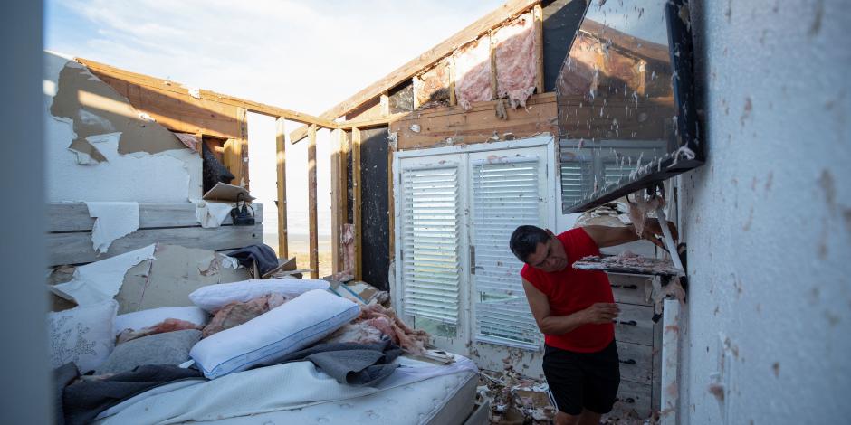 Un trabajador evalúa los daños en una vivienda para su reconstrucción.