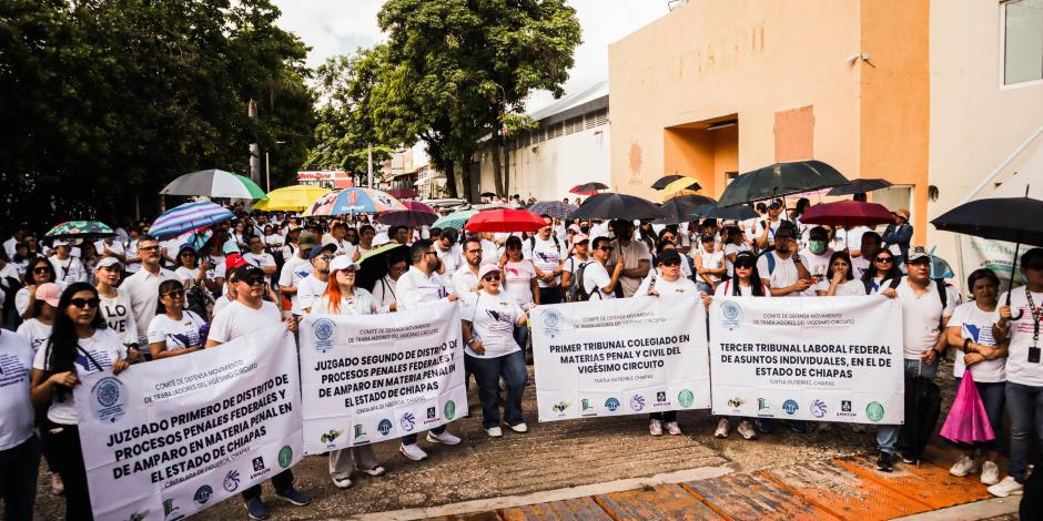 Trabajadores del PJ protestaron ayer en Tuxtla Gutiérrez, Chiapas, contra la reforma propuesta por el Ejecutivo federal.