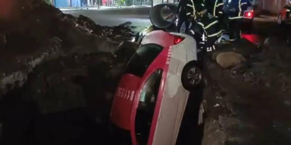 Taxista cae en socavón de más de 4 metros de profundidad en Iztapalapa