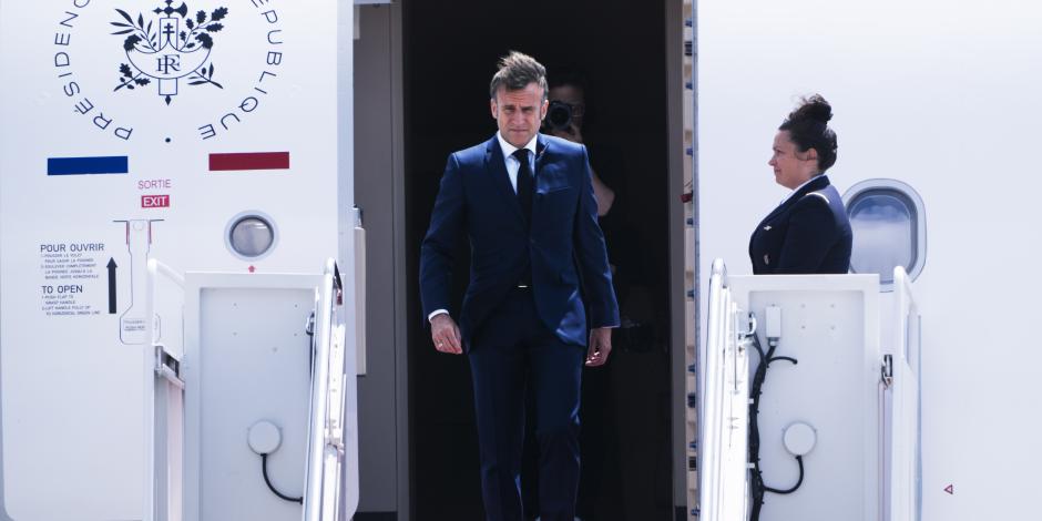 El mandatario francés arriba a EU para sumarse a la reunión de la OTAN, ayer.