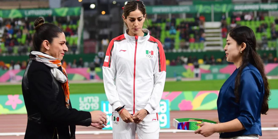Ana Gabriela Guevara entrega medalla a Paola Morán en los Juegos Panamericanos de Lima 2019