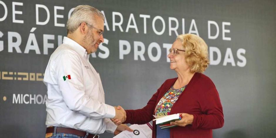 Con rebozo de Paracho, Michoacán gana Galardón Presidencial del Premio Nacional de Arte Popular.
