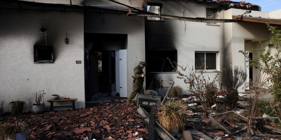 Un soldado israelí sale de una de las viviendas afectadas en el kibutz Be’eri, a finales del año pasado.