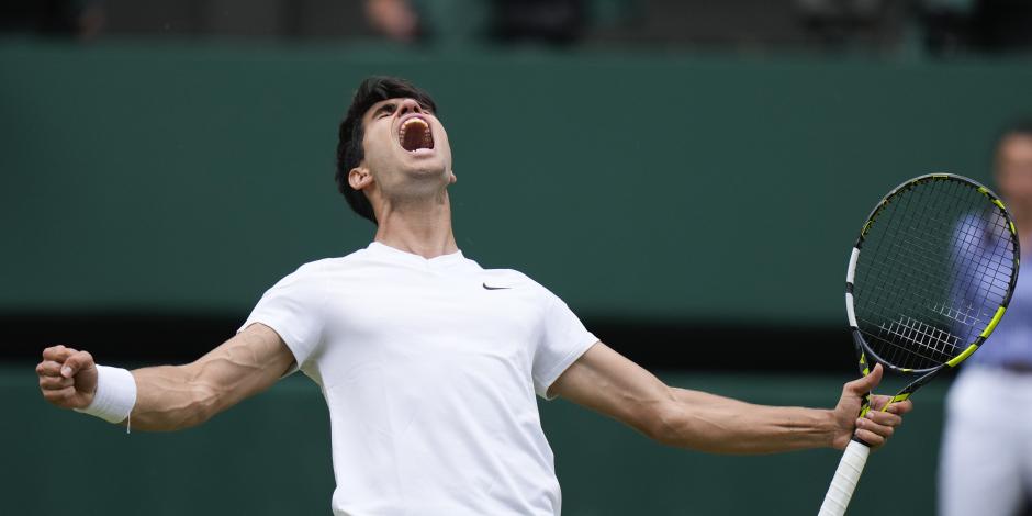 El español Carlos Alcaraz celebra al vencer al ruso Daniil Medvedev en la semifinal de Wimbledon