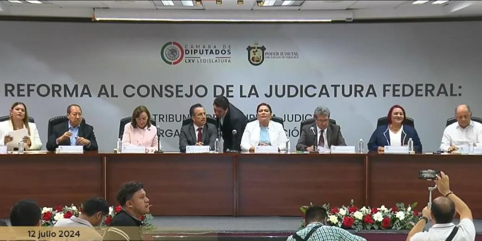 El foro para analizar la reforma al PJ se realozó este vienes en Veracruz.