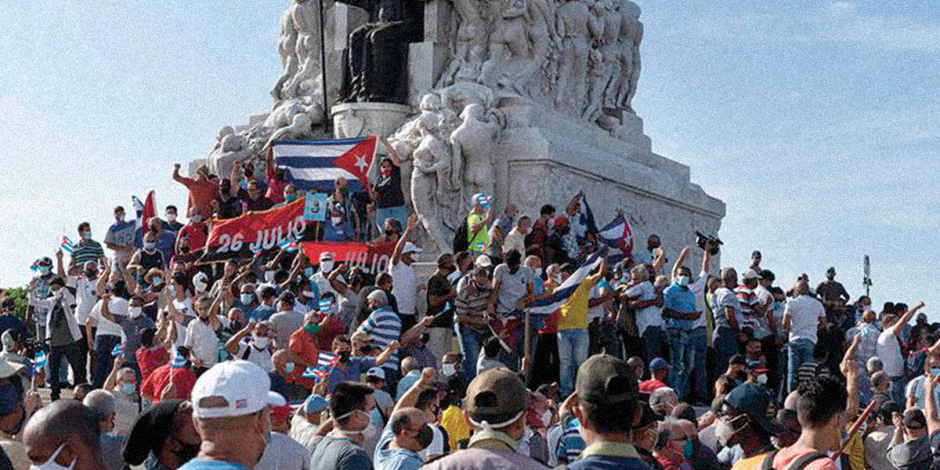 Cubanos protestan frente al monumento a Máximo Gómez en La Habana, en julio de 2021.