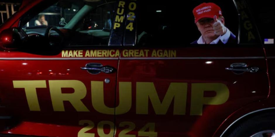 Un automóvil con una imagen del candidato presidencial republicano y expresidente estadounidense Donald Trump está estacionado después de que resultó herido cuando se dispararon durante un mitin de campaña.
