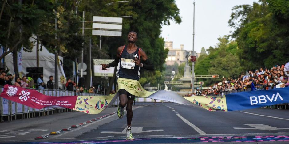 El keniata Fredrick Yeko cruzó la meta del Medio Maratón de la CDMX en el primer lugar.