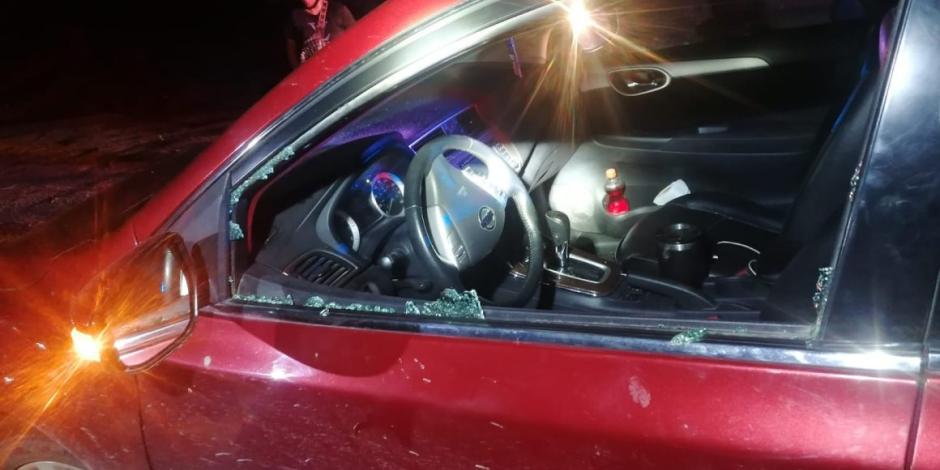 Automóvil sufrió impactos de bala en la carretera.