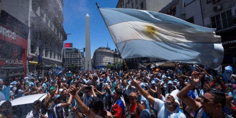 Los aficionados argentinos vuelven a llenar el Obelisco en Buenos Aires, Argentina para festejar el título de la Copa América
