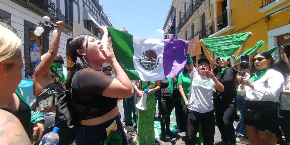 Así festejan la despenalización del aborto en Puebla, al exterior del Congreso local.