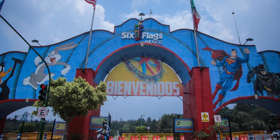 Entrada a Six Flags-México, en Tlalpan, ayer.