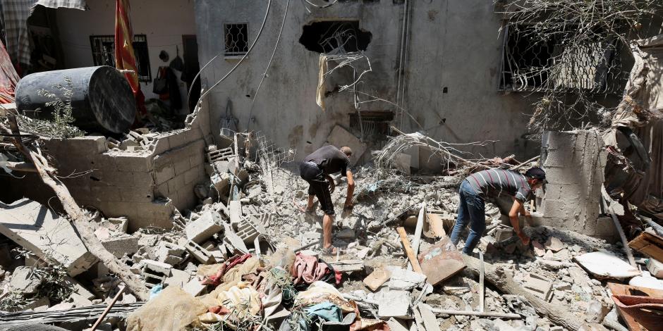 Pobladores afectados por los bombardeos israelíes buscan pertenencias y objetos clave entre los escombros, ayer.