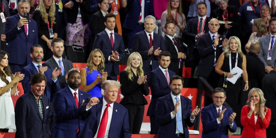 Donald Trump levanta el puño en la Convención Nacional Republicana, ayer,  en Milwaukee.
