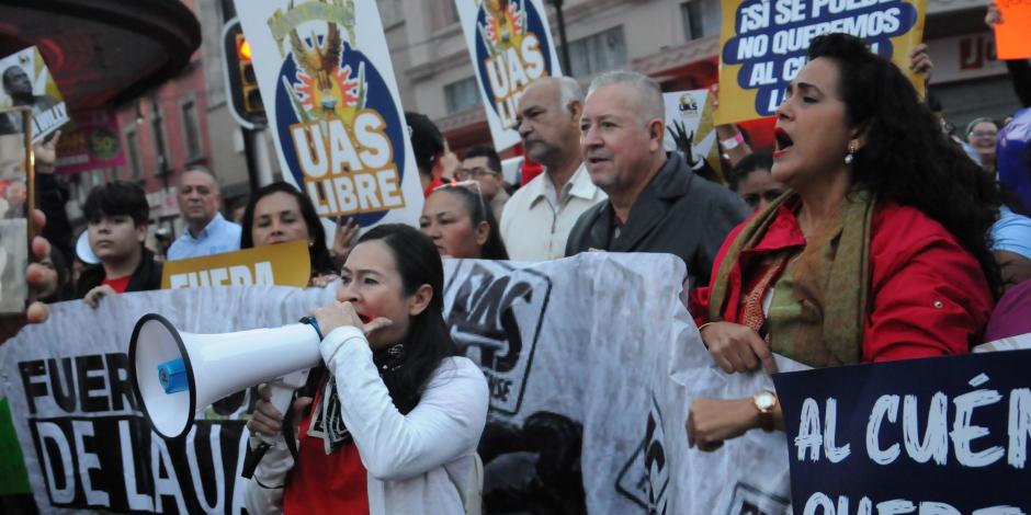 Maestros y estudiantes de la Universidad Autónoma de Sinaloa (UAS) se manifestaron ayer en el Zócalo.