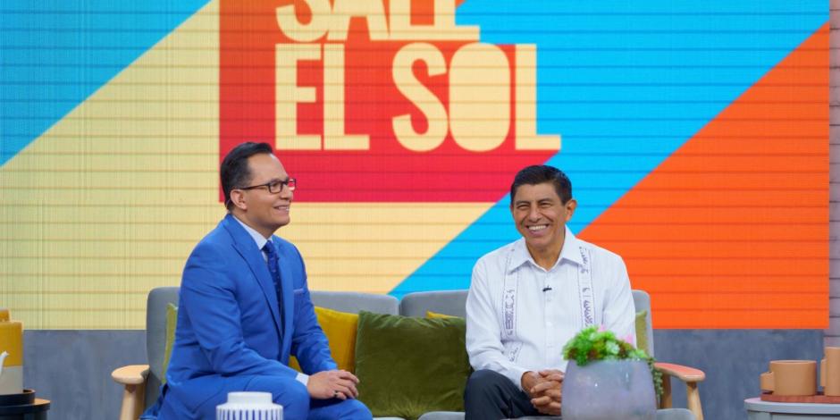 Salomón Jara, gobernador de Oaxaca, a la derecha de la imagen.