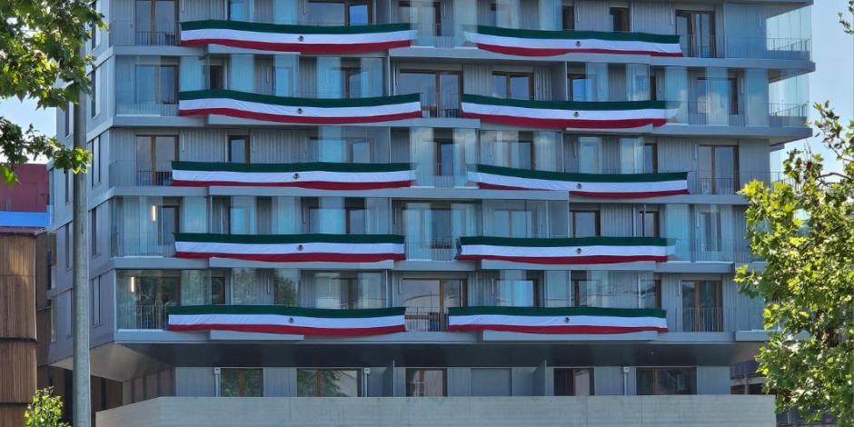 Varias banderas de México en la Villa Olímpica de París 2024.