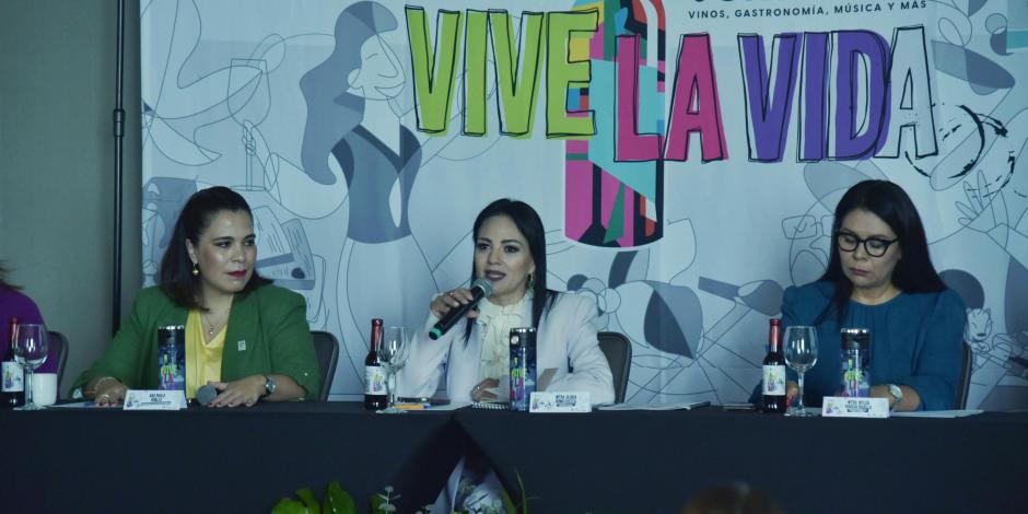 De izq. a der., Ana Paula Robles, Gloria Romo y Nylda García, ayer en conferencia.