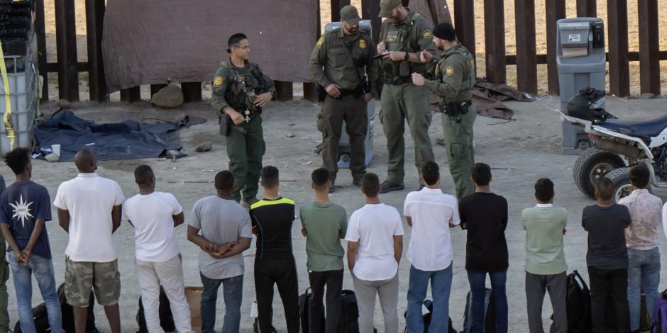 Un grupo de migrantes es detenido por agentes de la Patrulla Fronteriza, en junio pasado.