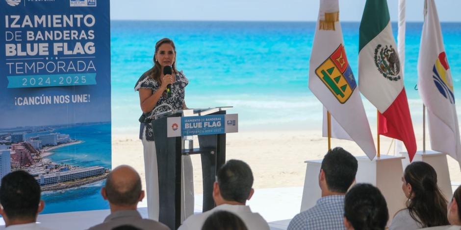 Mara Lezama izó la bandera distintiva en las playas para dar inicio a la Temporada Blue Flag 2024-2025.