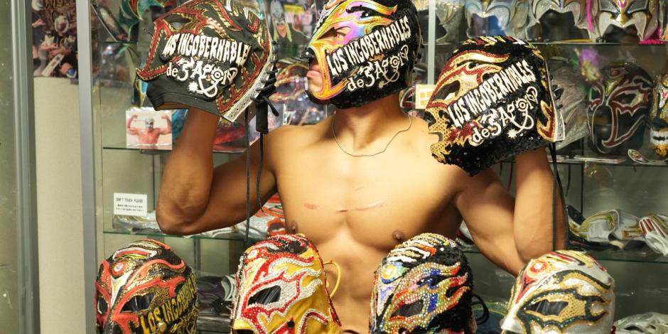 El gladiador presume la colección de máscaras que usa en los eventos en México y Estados Unidos.