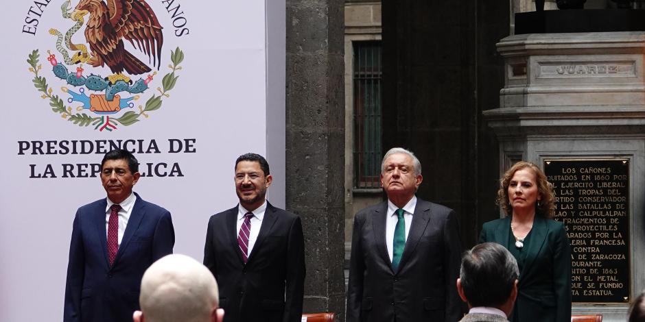 De der. a izq.: Beatriz Gutiérrez, el Presidente López Obrador, Martí Batres y Salomón Jara, ayer, durante el 152 Aniversario Luctuoso de Benito Juárez.