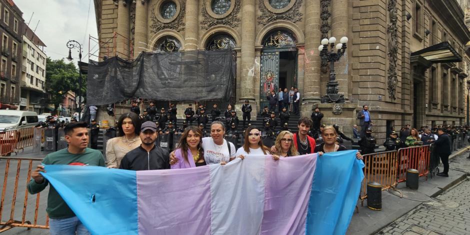 Manifestantes con la bandera trans, ayer, afuera del Congreso de la CDMX.