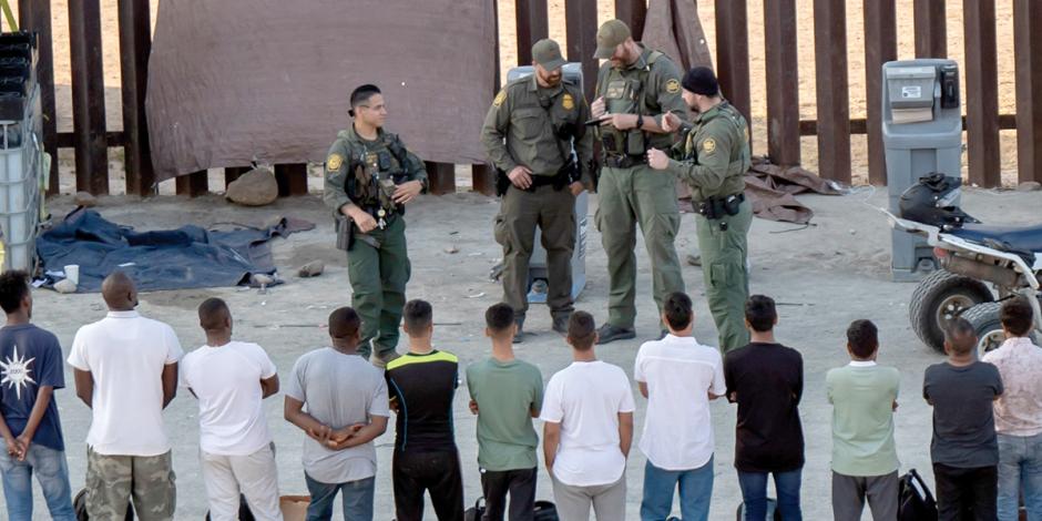 Migrantes fueron detenidos por la Patrulla Fronteriza en Tijuana el 6 de junio.