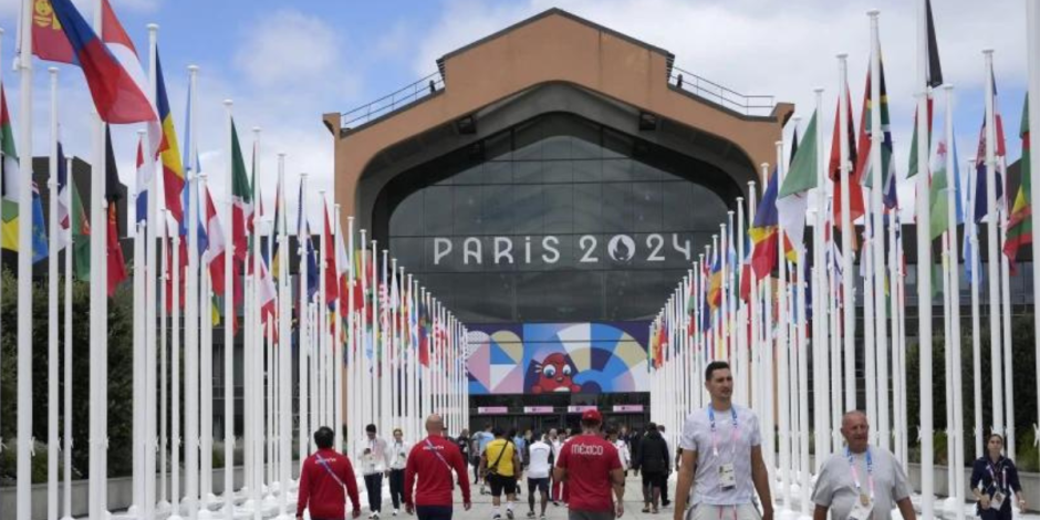 La gente camina frente a la cantina de la Villa Olímpica, en los Juegos Olímpicos de Verano de 2024