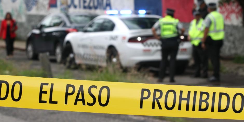 Policías de Morelos resguardan el lugar del asesinato de un oficial, ayer.