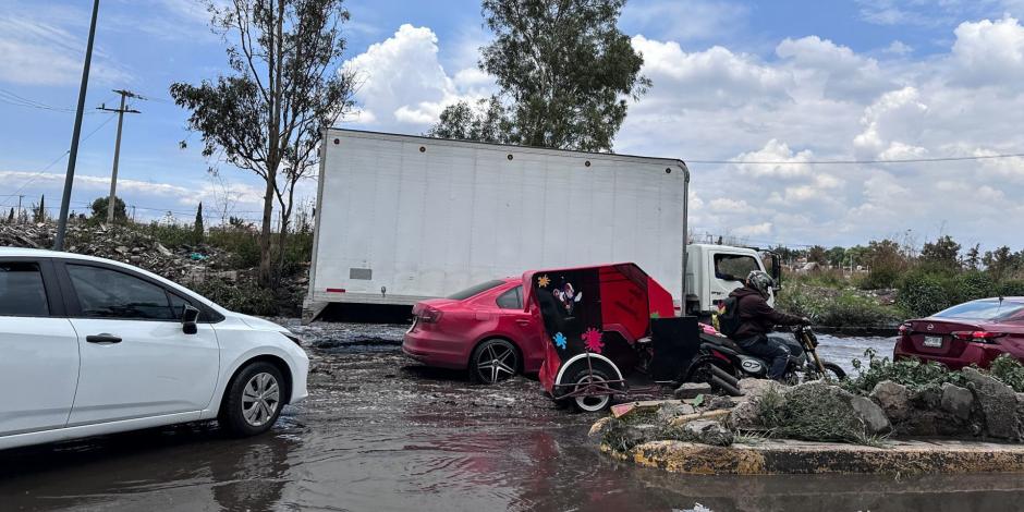 Inundación en las avenidas periférico y Río de los remedios en los límites de Ecatepec.
