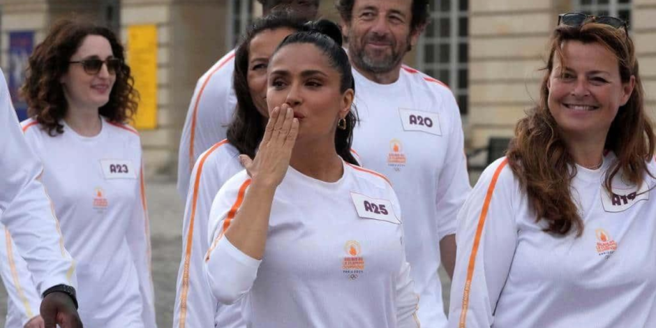 La actriz mexicana Salma Hayek fue parte de los relevos de la Antorcha Olímpica en el Palacio de Versalles