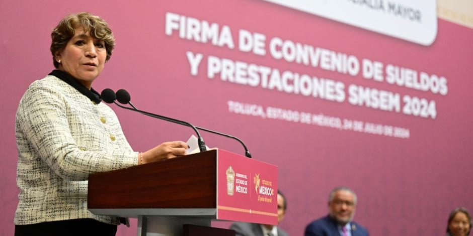 Delfina Gómez, gobernadora del Estado de México, durante la firma de Convenio de Sueldos y Prestaciones del SMSEM 2024.