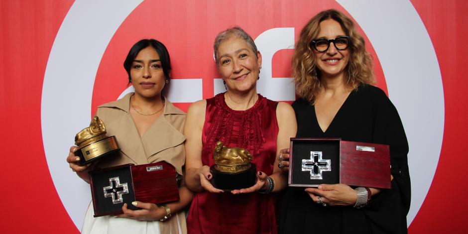 De izq.  a der.  Adriana Paz, María Stavenhagen y Claudia Ramírez, ayer después de recibir la Cruz de Plata como parte de la celebración a su destacado trabajo en el séptimo arte mexicano.