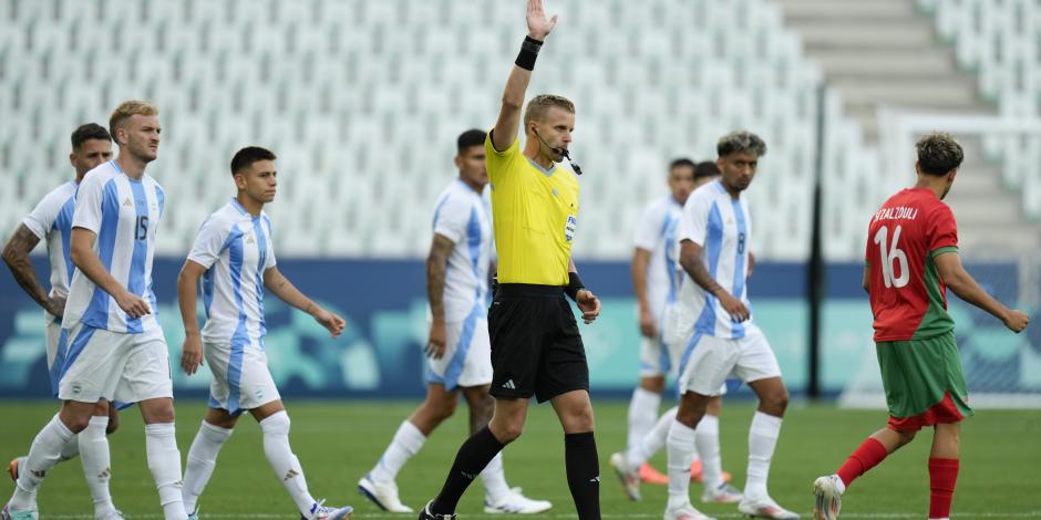 El árbitro anula el 2-2 de Argentina, ayer, en Saint-Étienne.