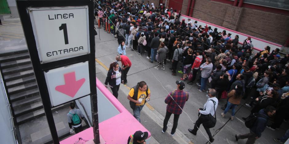 Fila de usuarios de la Línea 1 del Metro para abordar una unidad del Metrobús en el Cetram Pantitlán, ayer.