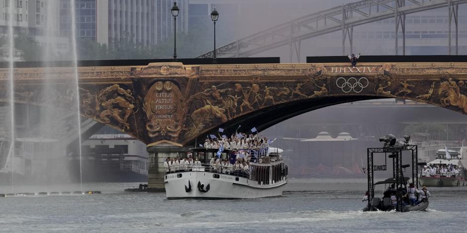 El barco del equipo de Grecia desfila a lo largo del río Sena durante la ceremonia de apertura de los Juegos Olímpicos París 2024