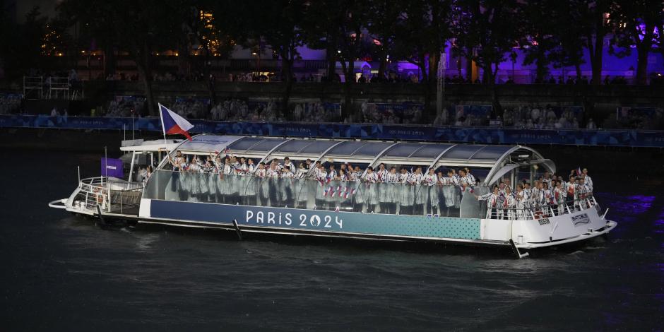 La embarcación de República Checa en el río Sena en la ceremonia inaugural de París 2024.