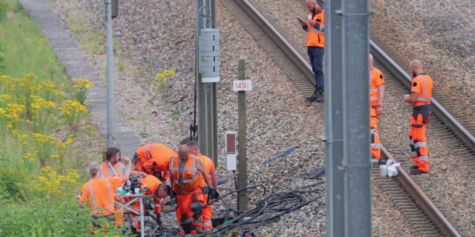 Trabajadores laboran en la zona de trenes que fue vandalizada en Croisilles, al norte de Francia, ayer.