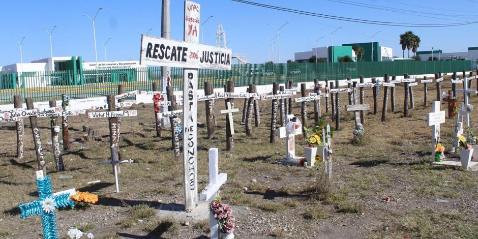 Cruces de madera en memoria a los 63 mineros que quedaron atrapados tras un derrumbe en el 2006 registrado en Pasta de Conchos