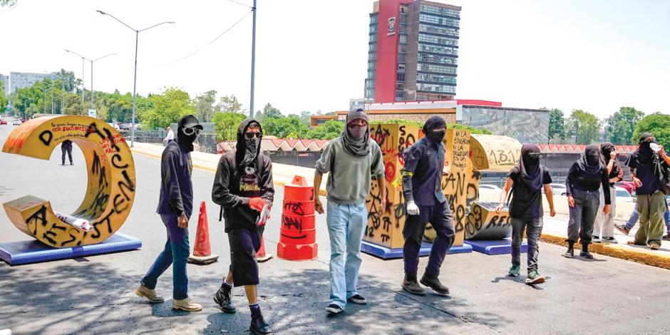 El 5 de junio, supuestos alumnos de los diversos planteles del CCH bloquearon vialidades a la altura de la Rectoría.