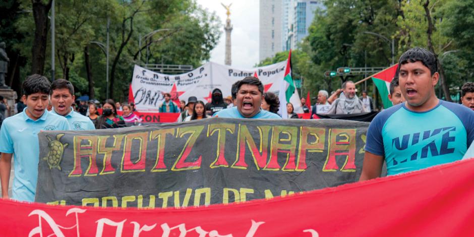 Padres de los 43 y estudiantes de Ayotzinapa marcharon ayer en CDMX.