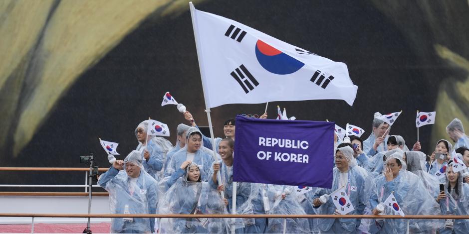 La embarcación que traslada al equipo de Corea del Sur recorre el río Sena durante la ceremonia de inauguración de los Juegos Olímpicos de París 2024