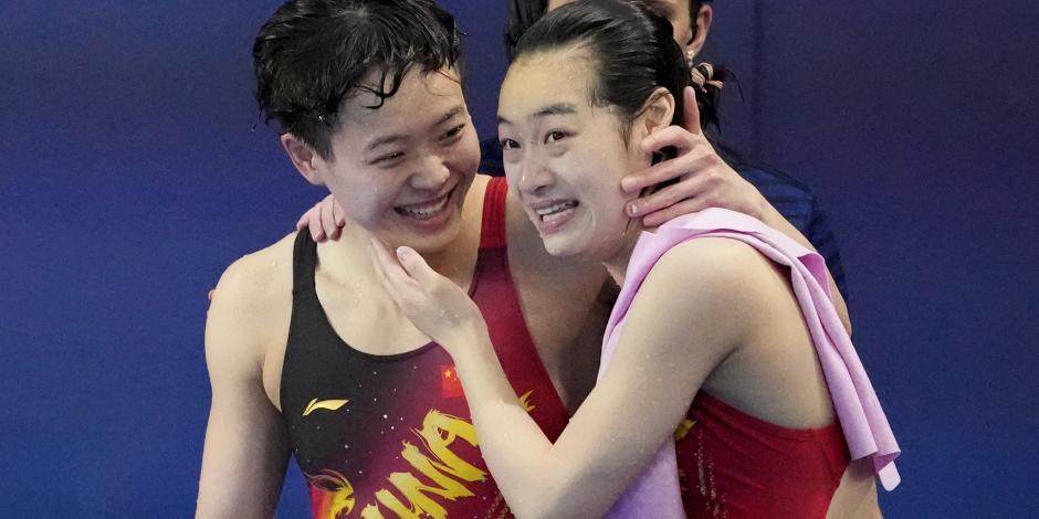 Las chinas Chen Yiwen y Chang Yani Hugh tras competir en el trampolín sincronizado de los Juegos Olímpicos de París 2024