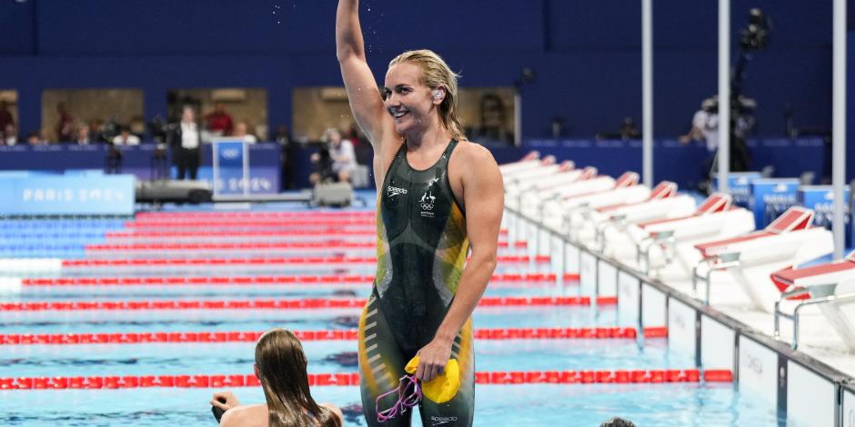 Ariarne Titmus celebra después de conseguir el oro en los 400 metros libres femenil de la natación de París 2024.